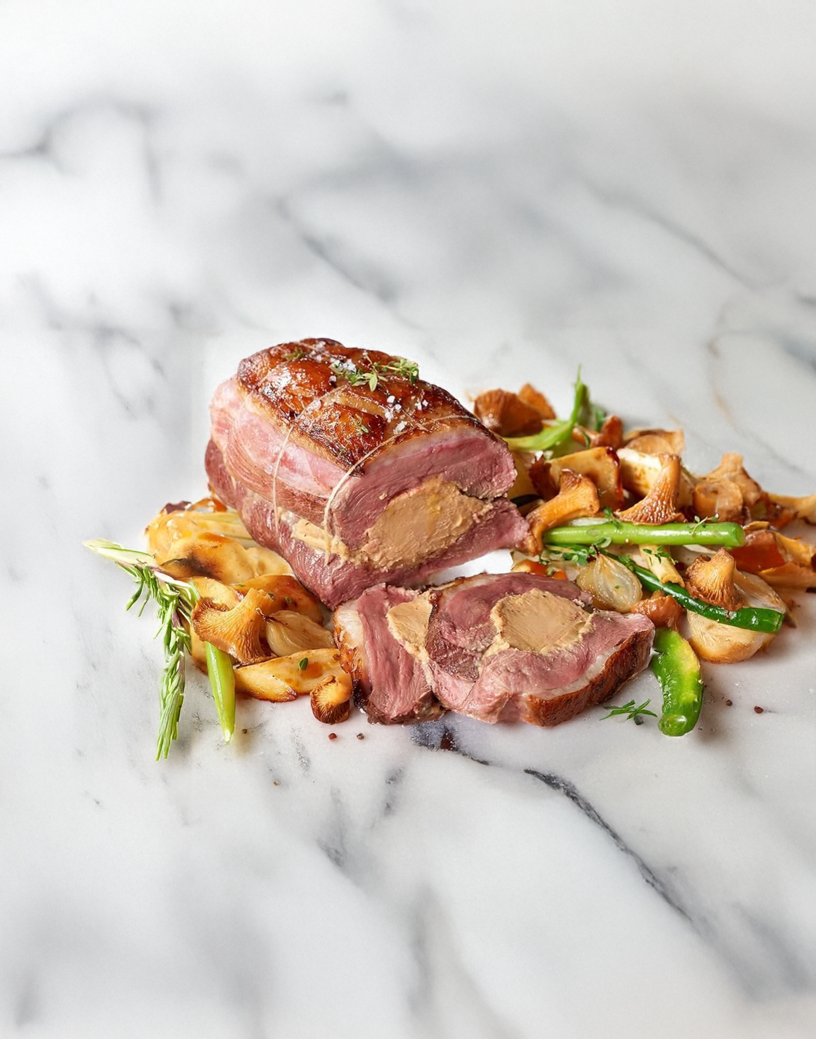 Rôti de magret de canard au foie gras - sauce aux morilles et purée de pommes de terre et panais